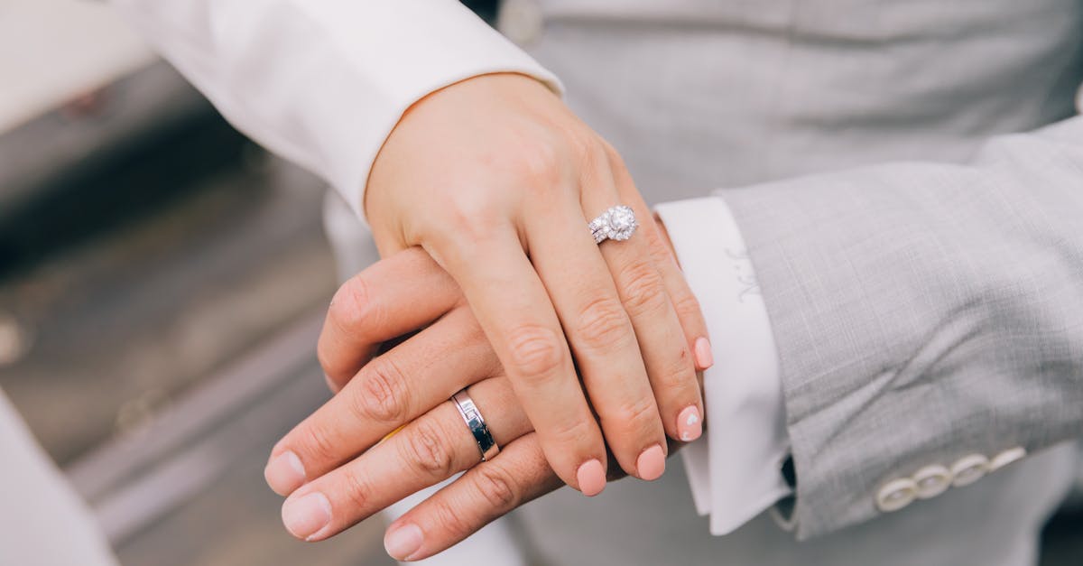 Customized Platinum Engagement Rings: Choosing the Right Setting